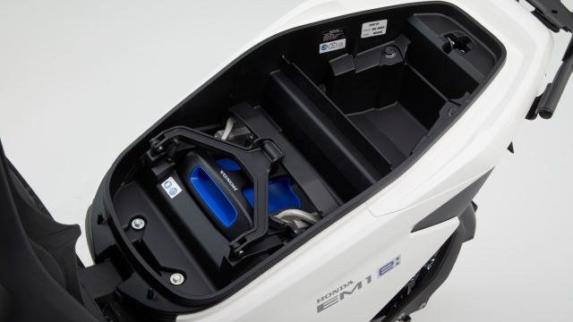 La batteria di Honda EM1 e: può essere comodamente trasportata e ricaricata in casa