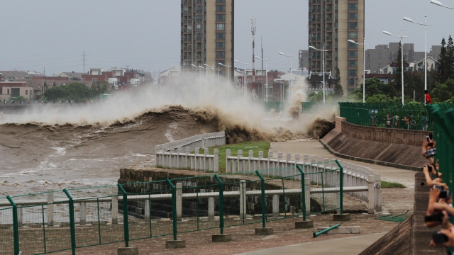 Un'onda di marea del fiume Qiantang, ad Haining in Cina. Ph: Getty Images