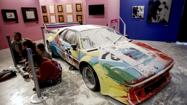 8 Kg di farina gettati da parte del gruppo "Ultima Generazione" sulla macchina di Andy Warhol all'interno della mostra "Andy Warhol: La Pubblicità Della Forma" alla Fabbrica del Vapore a Milano, 18 novembre 2022. ANSA/MOURAD BALTI TOUATI
