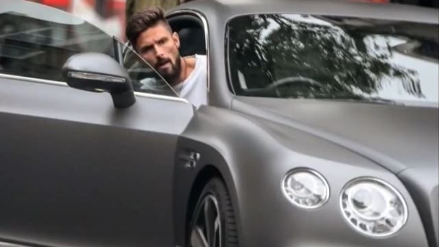 Giroud a bordo della sua Bentley (foto da YouTube)