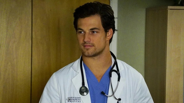 Giacomo Gianniotti con il camice di Grey's Anatomy