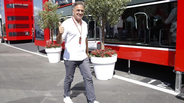 Jean Alesi nel paddock davanti all'hospitality Ferrari
