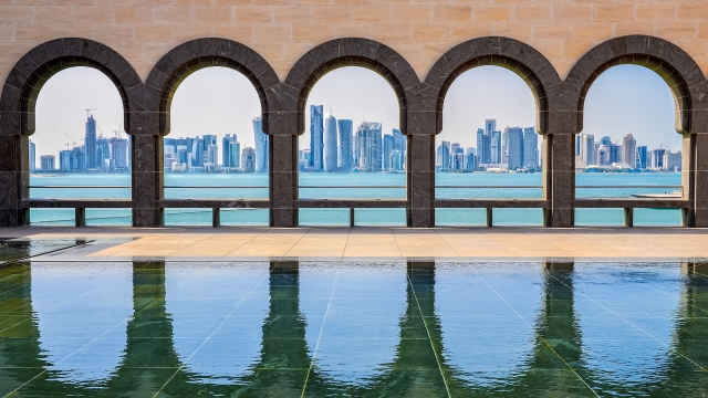 Doha skyline visto attraverso gli archi del Museum of Islamic art, Doha, Qatar