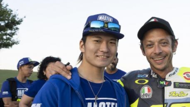 Maiki Abe, 18 anni (a destra), con Valentino Rossi