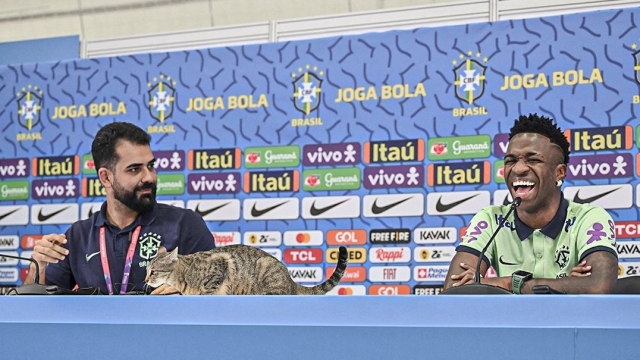 Vinícius Jr. e Vinicius Rodrigues prima del fuori programma in conferenza stampa