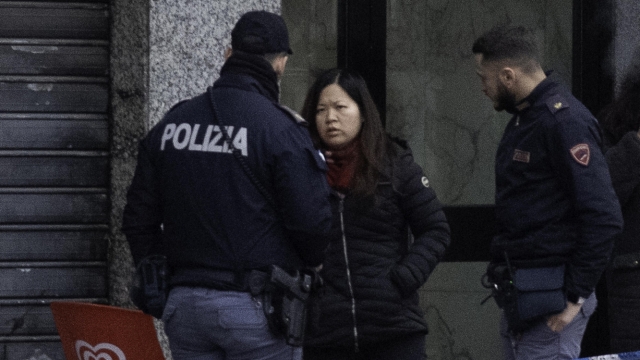 La moglie del titolare del bar ucciso nel quartiere Corvetto alla periferia di Milano, 19 dicembre 2022. Sul posto è intervenuta la polizia. L'allarme è stato dato intorno alle 7.15. Al momento non è ancora stata ricostruita la dinamica del fatto di sangue. ANSA/ANDREA FASANI