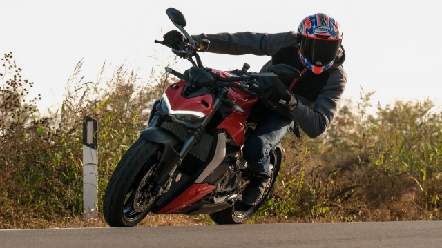 La Ducati Streefighter V2 sorprende per la ciclistica agile e il motore esplosivo
