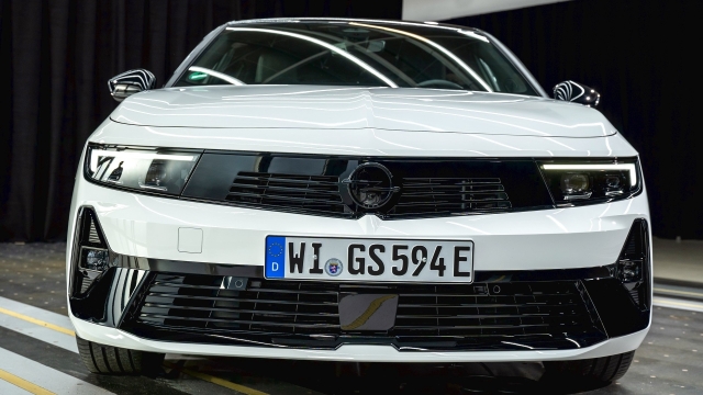 Il minaccioso frontale della Opel Astra GSe