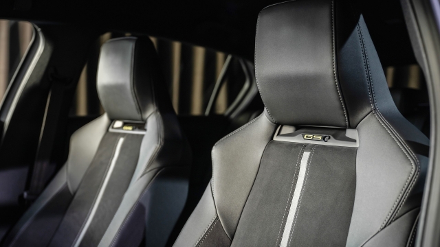 Gliinediti sedili anteriori della nuova Astra GSe