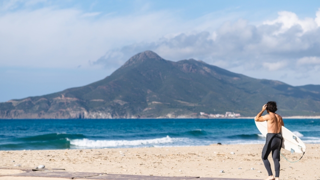Il surf in Italia deve spesso fare i conti con le onde piccole. Ph. Getty Images