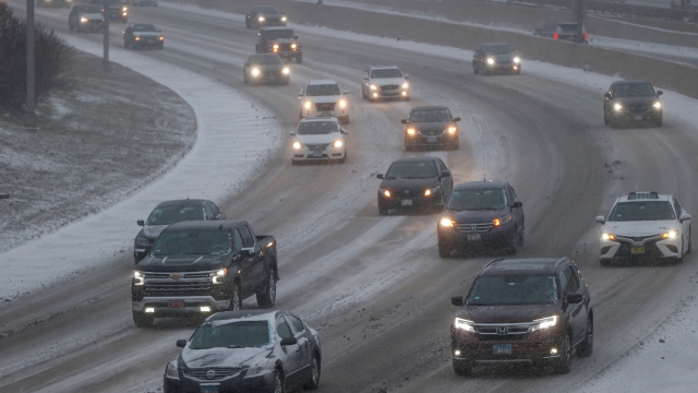 Vehicles move at the 1-90 Kennedy Expressway during the winter storm ahead of the Christmas Holiday, in Chicago on December 22, 2022. - More than 2,200 flights were canceled across the United States by Thursday afternoon as a massive winter storm named Elliot upended holiday travel plans with a triple threat of heavy snow, howling winds and bitter cold (Photo by KAMIL KRZACZYNSKI / AFP)