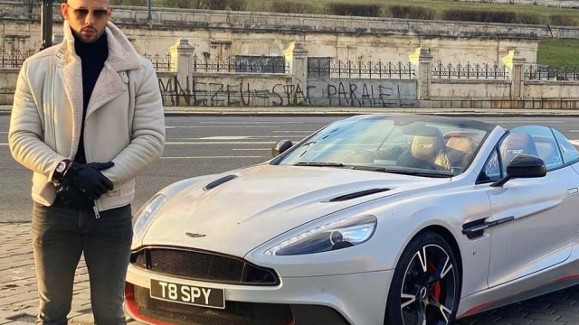Andrew Tate con la sua Aston Martin