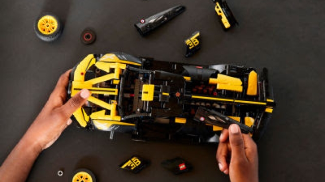 La Bugatti più estrema, la Bolide da pista, diventa un Lego Technic