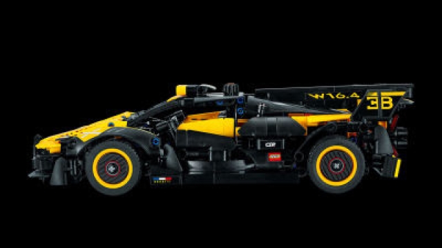 La ricreazione Lego Technic Bugatti Bolide in scala misura 8 cm di altezza, 31 cm di lunghezza e 13 cm di larghezza e comprende 905 pezzi