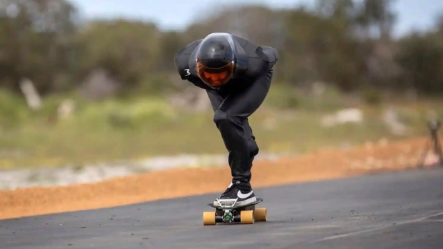 Il record è stato effettuato a bordo di un e-skateboard costruito dallo stesso Kent