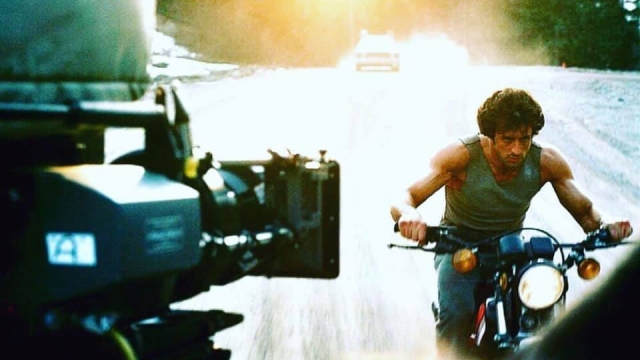 Sylvester Stallone durante le riprese con la Yamaha XT 250