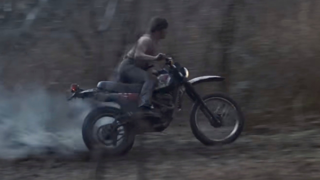 John Rambo in fuga tra i boschi con la Yamaha XT 250