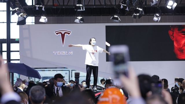 Una protesta contro Tesla al salone dell'auto di Shanghai del 2021