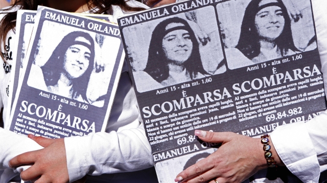 Alcune immagine di Emanuela Orlandi, in piazza del Campidoglio, durante la marcia che giungerÃ  a San Pietro il 27 maggio 2012.  ANSA/SERENA CREMASCHI