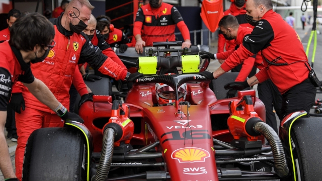 I meccanici intorno alla Ferrari di Charles Leclerc. AFP