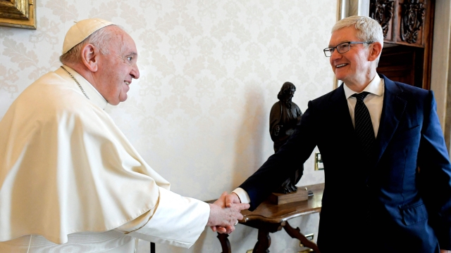 This handout photo taken on October 3, 2022 and released by the Vatican press office, the Vatican Media, shows Pope Francis (L) shaking hands with Apple CEO Tim Cook prior to a private audience at the Vatican. (Photo by Handout / VATICAN MEDIA / AFP) / RESTRICTED TO EDITORIAL USE - MANDATORY CREDIT "AFP PHOTO / VATICAN MEDIA " - NO MARKETING NO ADVERTISING CAMPAIGNS - DISTRIBUTED AS A SERVICE TO CLIENTS