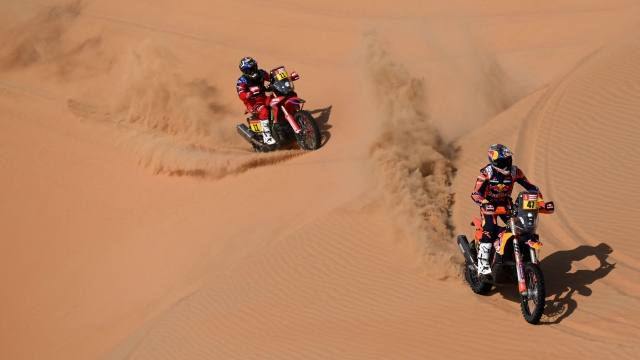 Argentina's biker Kevin Benavides rides in front Honda's Chilean biker Jose Ignacio Florimo Cornejo during the Stage 10 of the Dakar 2023, between Haradh and Shaybah, Saudi Arabia, on January 11, 2023. (Photo by FRANCK FIFE / AFP)