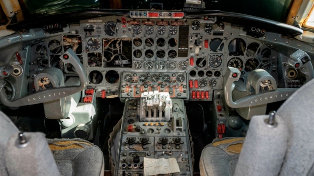 Il cockpit del rosso JetStar di Elvis