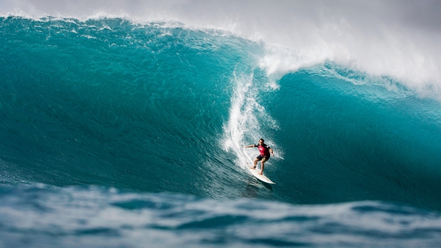 Uno dei pionieri del big wave riding con il tow in, Ross Clarke-Jones, ripreso dalla lente di di Vanno a Waimea, Hawaii. Ph. ©Federico Vanno/Liquid-Barrel
