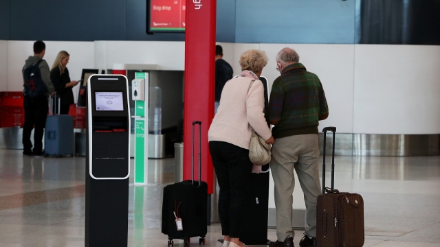 Una coppia lascia il figlio in aeroporto