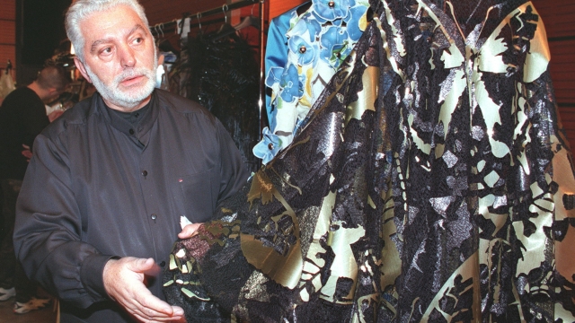 (FILES)- Photo taken 20 January 1999 in Paris shows Spanish-born designer Paco Rabanne checking a creation backstage before his haute-couture spring-summer 1999 show. Rabanne announced Monday 05 July 1999 that he was stopping his activities in haute-couture after his Autumn-Winter 99/2000 show to be presented 17 July 1999 in Paris.  EPA PHOTO   AFP FILES/FREDERICK FLORIN/GL/lc/cg     ANSA