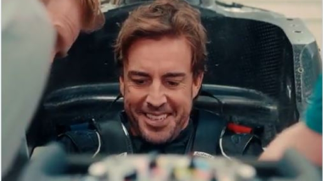 Fernando Alonso prova il sedile in Aston Martin