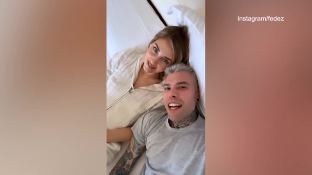 La coppia di influencer condivide con i followers un video in stanza d'albergo: "Lui non mi aiuta" dice la madrina di Sanremo