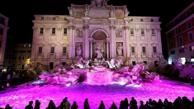 La Fontana di Trevi illuminata di rosa Gazzetta