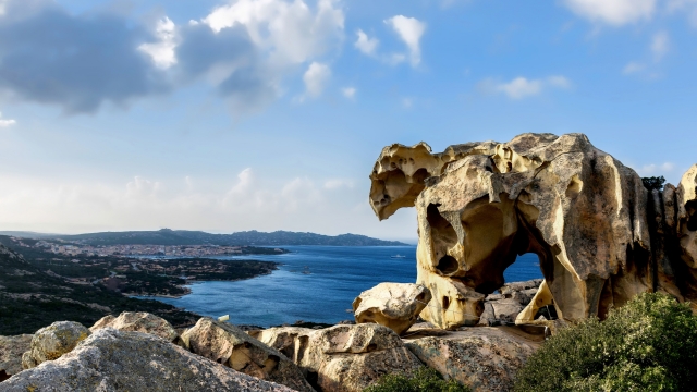 Capo Orso owes its name to the large bear-shaped rock that dominates the surrounding landscape from the top of 120 meters of granite high relief. Shaped through the millennia by the eroding action of wind and other atmospheric agents, the rock, dating back to the end of the Paleozoic, has finally taken on the contour of a bear intent on keeping its guard on the sea strait between the coast of Palau and the island of La Maddalena.