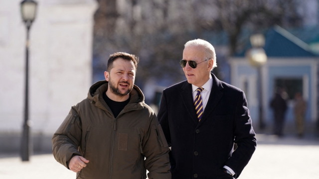 US President Joe Biden (R) walks next to Ukrainian President Volodymyr Zelensky (L) as he arrives for a visit in Kyiv on February 20, 2023. - US President Joe Biden made a surprise trip to Kyiv on February 20, 2023, ahead of the first anniversary of Russia's invasion of Ukraine, AFP journalists saw. Biden met Ukrainian President Volodymyr Zelensky in the Ukrainian capital on his first visit to the country since the start of the conflict. (Photo by Dimitar DILKOFF / AFP)