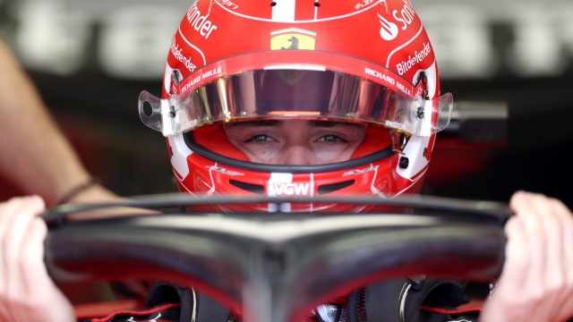 Charles Leclerc in abitacolo ai box Ferrari in Bahrain. GETTY