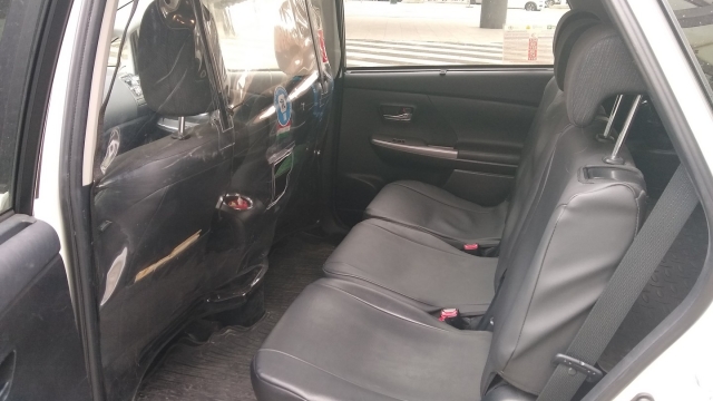 Gli interni della Prius+ che, nel bagagliaio, nasconde altri due posti a sedere