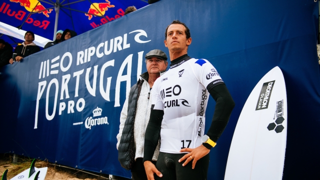 Maxime Huscenot e lo sticker nuovo. Photo Thiago Diz/World Surf League
