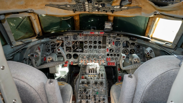 La cabina di pilotaggio del JetStar