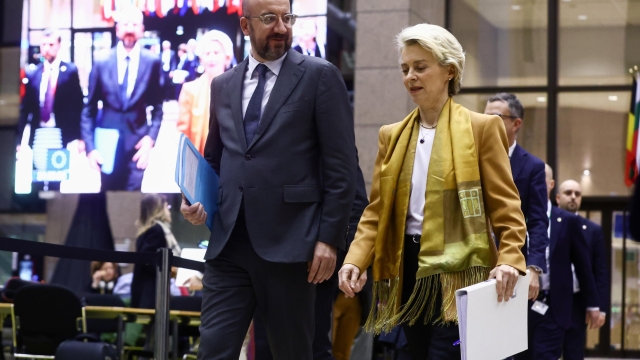 epa10539517 European Council President Charles Michel (L) and European Commission President Ursula von der Leyen walk on a corridor ahead of a press conference at the end of the first day of an EU Summit in Brussels, Belgium, 23 March 2023. EU leaders meet for a two-day summit in Brussels to discuss the latest developments in relation to 'Russia's war of aggression against Ukraine' and continued EU support for Ukraine and its people. The leaders will also debate on competitiveness, single market and the economy, energy, external relations among other topics, including migration.  EPA/STEPHANIE LECOCQ