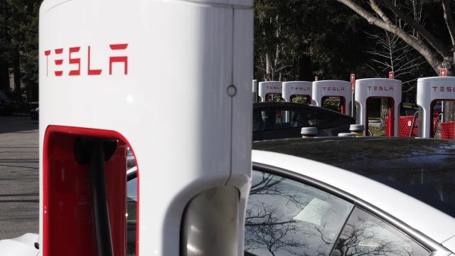 epa10473934 Tesla electric vehicles (EV) charge up their EVâ??s at a Tesla Supercharger station in San Ramon, California, USA, 17 February 2023. Tesla is poised to allow other electric vehicles to use its Superchargers, as Tesla is recalling almost 363,000 of its battery-powered cars equipped with Full Self Driving driver-assistance system after the US National Highway Traffic Safety Administration found it increased the risk of accidents.  EPA/JOHN G. MABANGLO