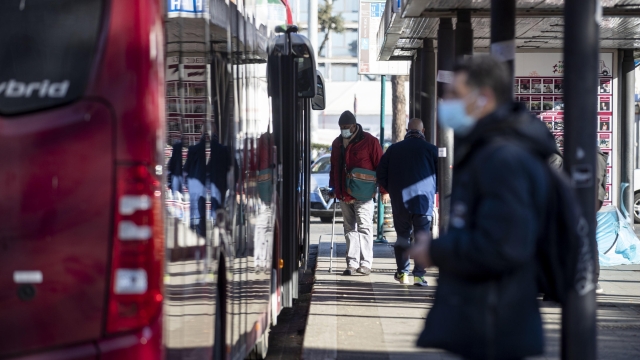 Utenti in attesa degli autobus urbani durante lo sciopero del trasporto pubblico che si concluderÃ  alle 12,30 alla stazione Termini a Roma, 14 gennaio 2022  ANSA/MASSIMO PERCOSSI