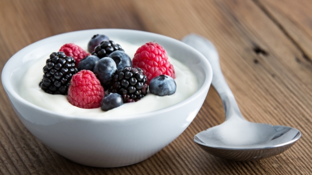 Snack salutari e dietetici yogurt con frutta