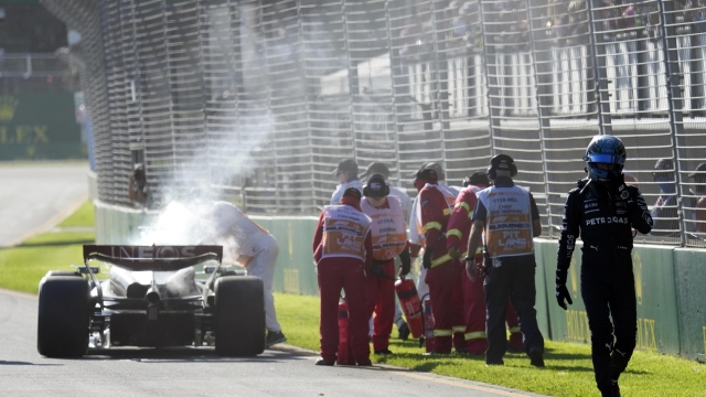 epaselect epa10554931 British Formula One driver George Russell (R) of Mercedes-AMG Petronas retires from the race after his carâ??s engine took fire during the Formula One Grand Prix of Australia at the Albert Park Circuit in Melbourne, Australia, 02 April 2023.  EPA/Simon Baker / POOL