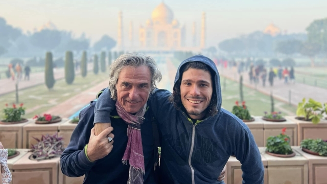 Franco e Andrea Antonello di fronte al celebre Taj Mahal