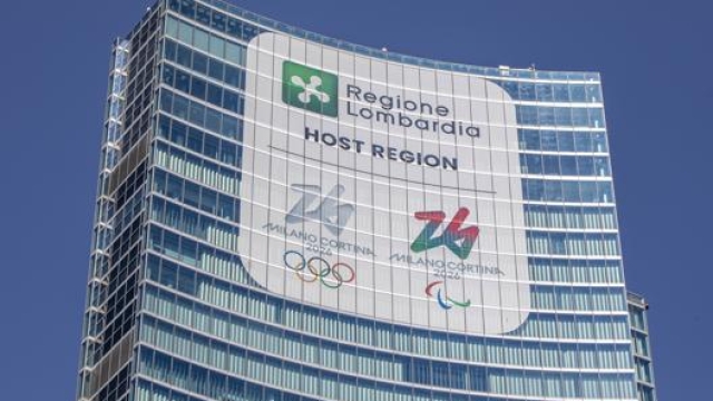 Il palazzo di Regione Lombardia con i loghi dei Giochi olimpici e paralimpici di Milano-Cortina
