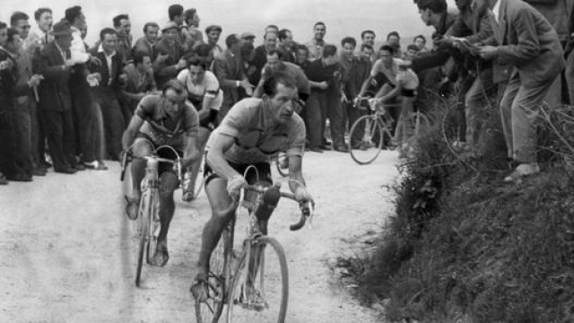 Gino Bartali è morto nel 2000 a 85 anni. Ha vinto 3 Giri, 2 Tour, 4 Sanremo e 3 Lombardia. Eccolo al Giro con Coppi in maglia iridata