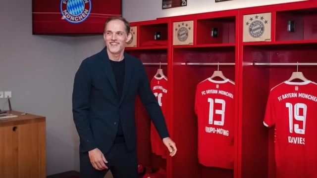 Thomas Tuchel è da pochi giorni il nuovo allenatore del Bayern Monaco. Prende il posto di Julian Nagelsmann, esonerato a sorpresa dopo la sconfitta in casa del Bayer Leverkusen per 2-1. Guarda il video del suo primo giorno nel nuovo club