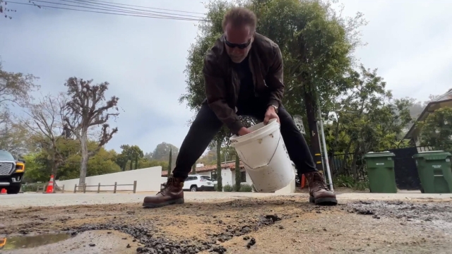 Arnold
@Schwarzenegger
Today, after the whole neighborhood has been upset about this giant pothole that’s been screwing up cars and bicycles for weeks, I went out with my team and fixed it. I always say, let’s not complain, let’s do something about it. Here you go.
Traduci il Tweet