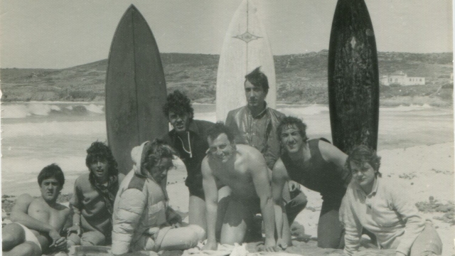 Il film mostra per la prima volta parte dell'archivio dei fratelli Fracas, qui in un surf trip in Sardegna alla Marinedda. Ph. Courtesy of Onde Nostre